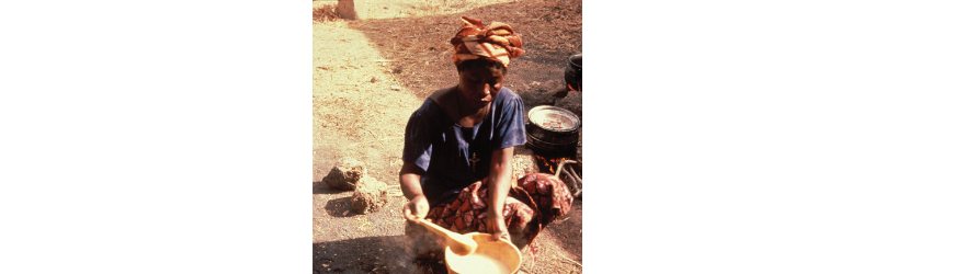 Femme Africaine fabriquant de la biÃ¨re de sorgho