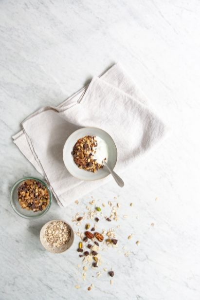 Recette de granola au chocolat dans un bol avec une serviette 