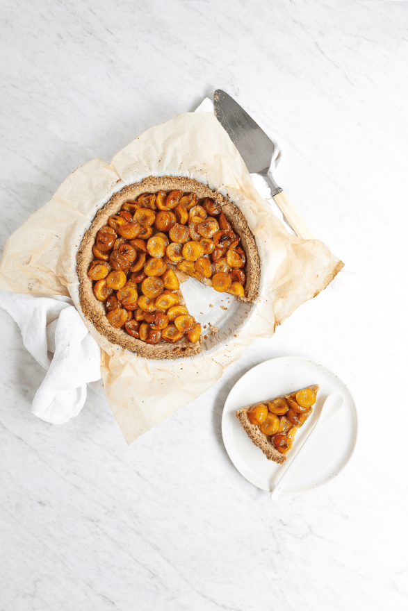 Dans cette tarte aux mirabelles, une partie de la farine de blé est remplacée par de la farine de sarrasin, offrant une texture et une saveur originales.