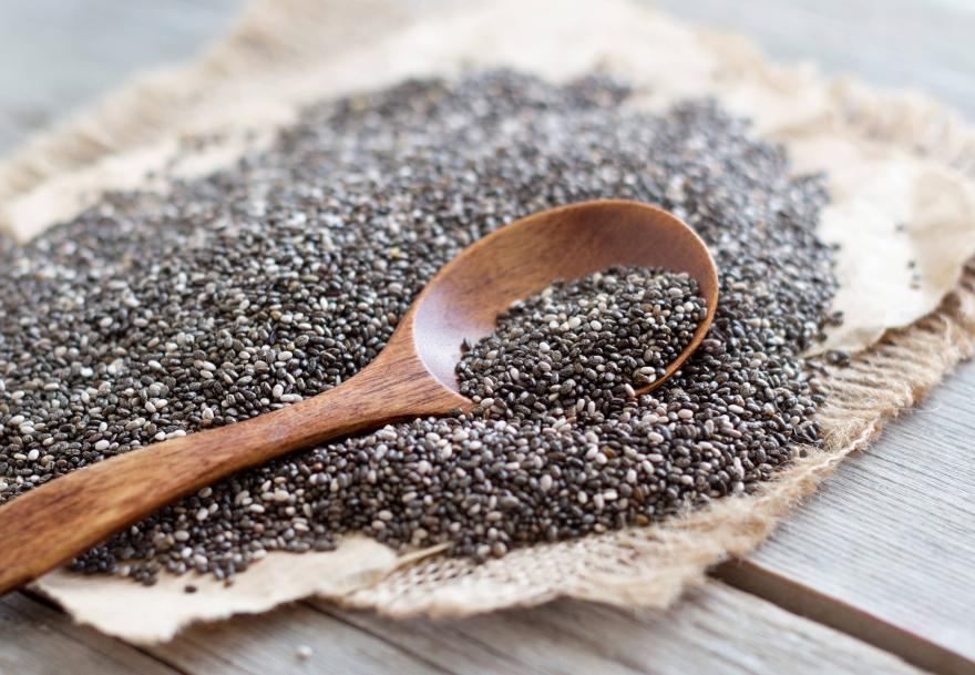 Graine de chia dans une cuillère en bois