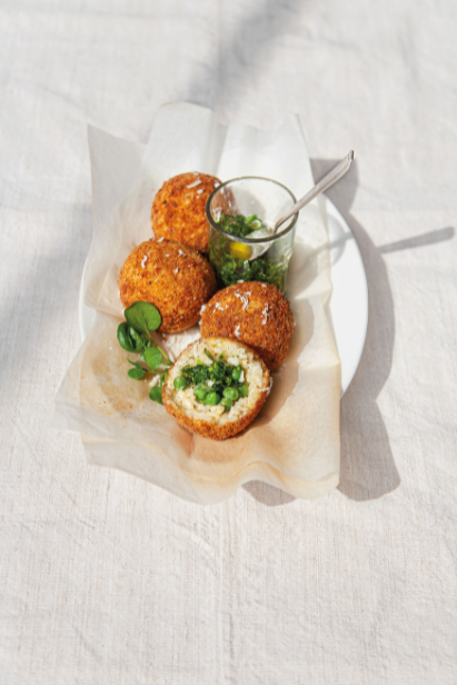 Arancini, boule de riz frite avec chapelure, fourrée aux petits pois verts