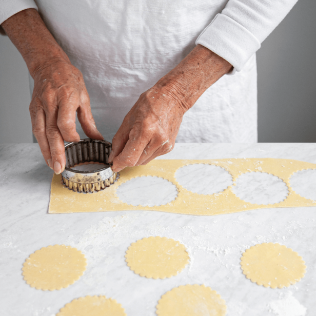 recette des raviolis découper les ronds de pâte