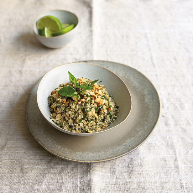 Une salade de quinoa aux saveurs asiatiques résolument appétissante.